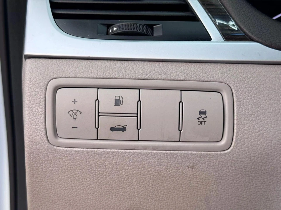 2015 Hyundai Genesis - Image 18 of 21