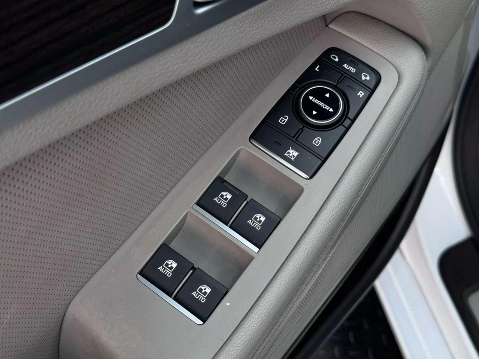 2015 Hyundai Genesis - Image 19 of 21