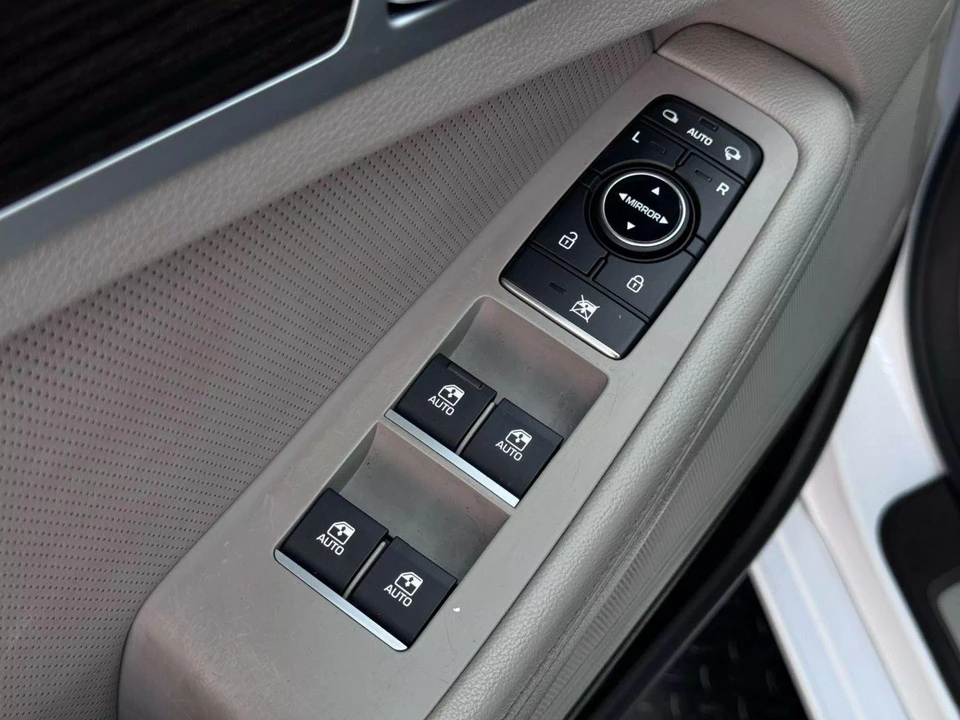 2015 Hyundai Genesis - Image 19 of 21