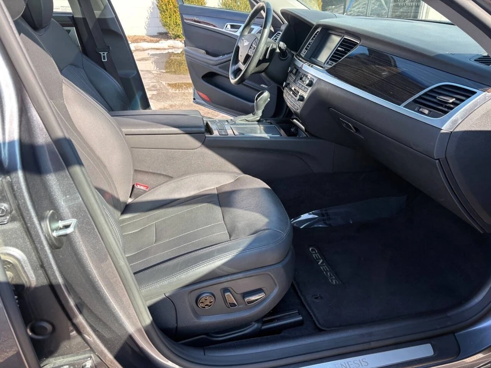 2015 Hyundai Genesis - Image 8 of 9