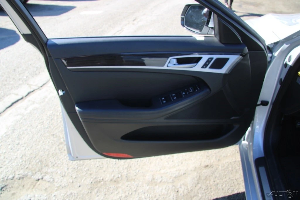 2015 Hyundai Genesis - Image 12 of 21