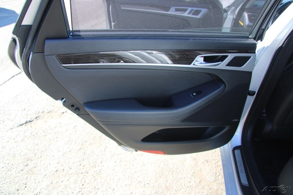 2015 Hyundai Genesis - Image 18 of 21