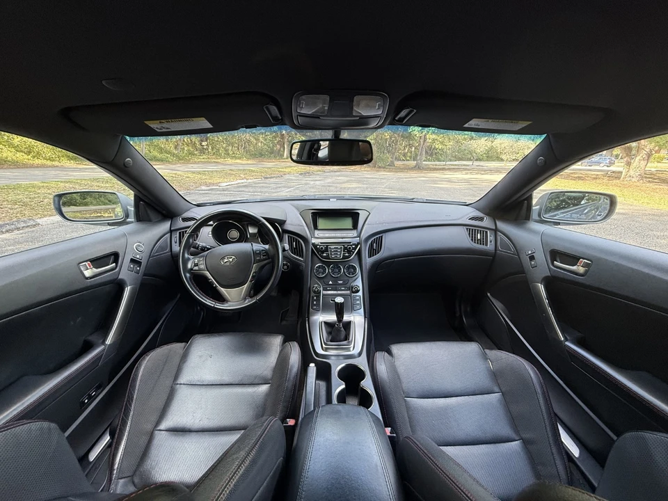 2015 Hyundai Genesis - Image 16 of 19