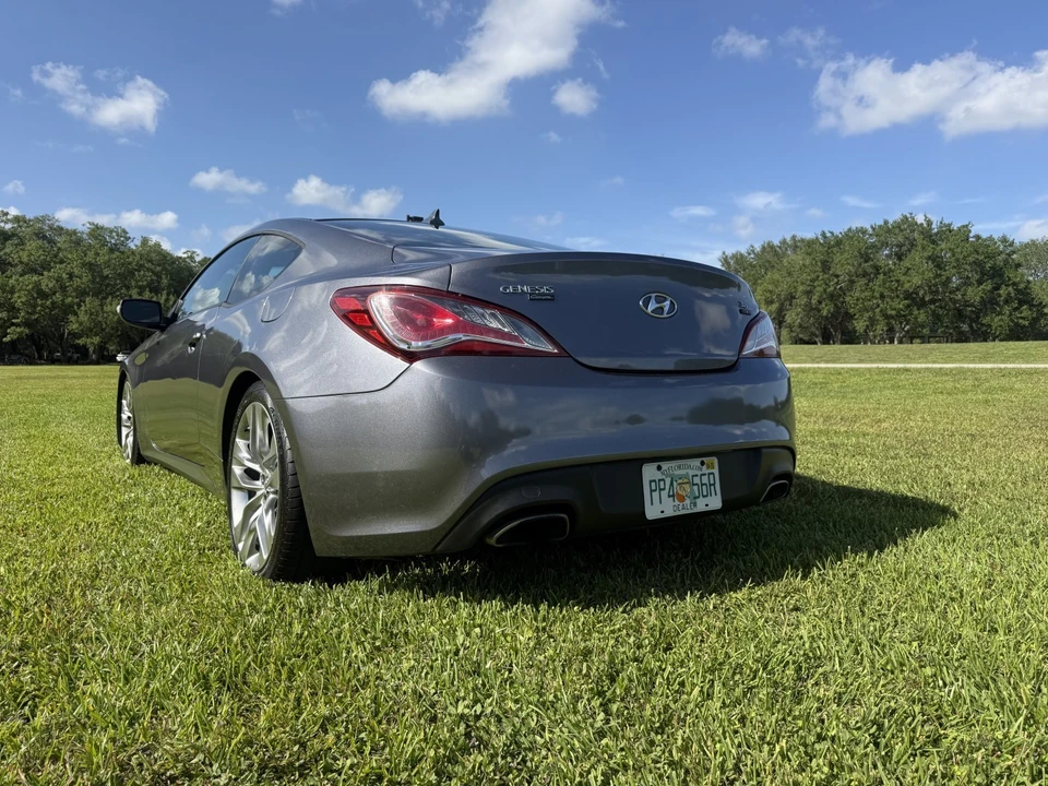 2015 Hyundai Genesis - Image 9 of 19