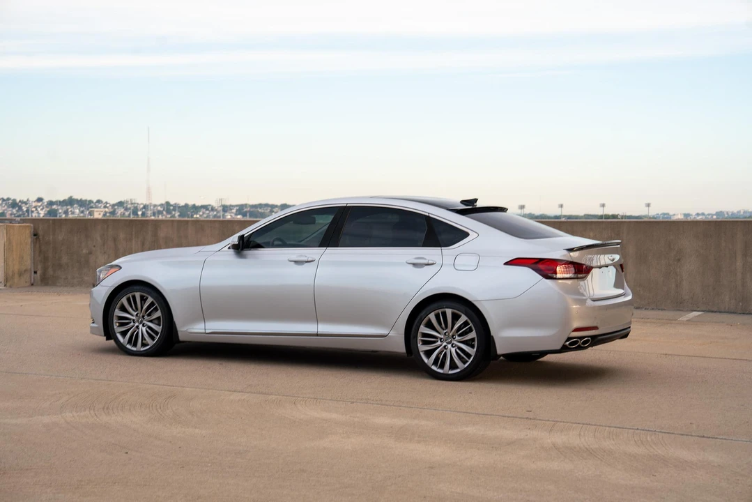 2015 Hyundai Genesis - Image 11 of 31