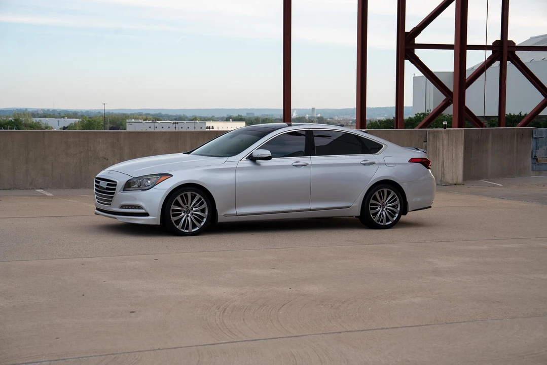 2015 Hyundai Genesis - Image 9 of 31