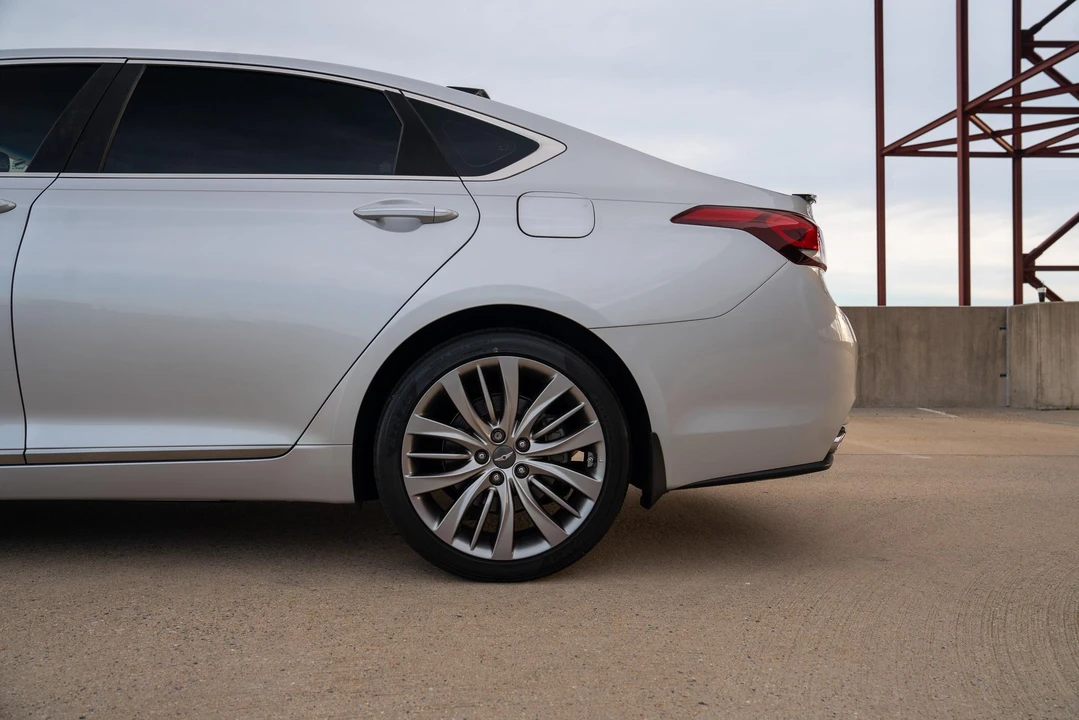 2015 Hyundai Genesis - Image 23 of 31
