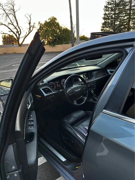 2015 Hyundai Genesis - Image 10 of 19