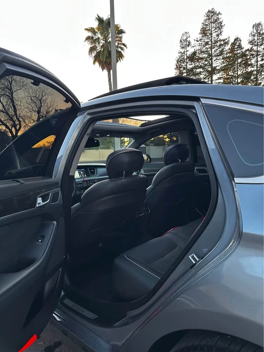 2015 Hyundai Genesis - Image 11 of 19