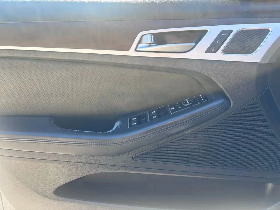 2015 Hyundai Genesis - Image 12 of 20