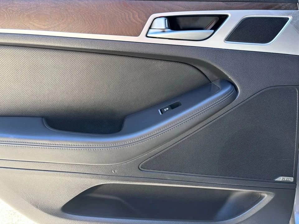 2015 Hyundai Genesis - Image 17 of 20