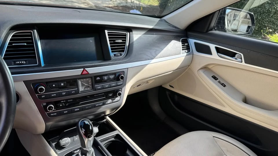 2015 Hyundai Genesis - Image 6 of 10