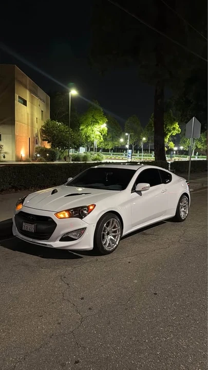 2015 Hyundai Genesis Coupe - Image 2 of 4