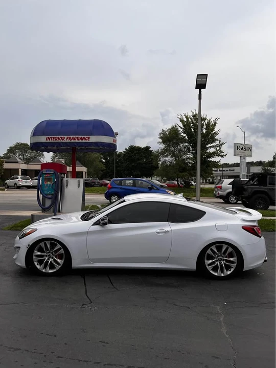 2015 Hyundai Genesis Coupe - Image 2 of 10