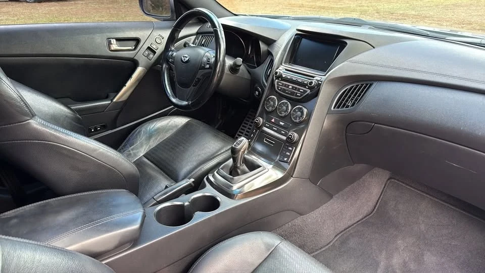 2015 Hyundai Genesis Coupe - Image 8 of 10