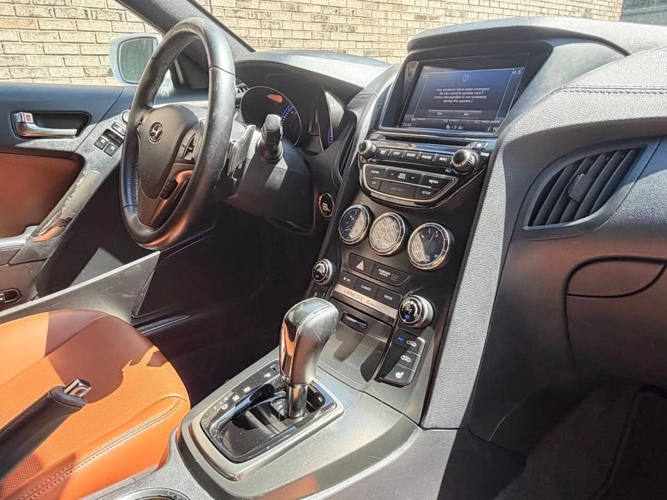 2015 Hyundai Genesis Coupe - Image 16 of 20