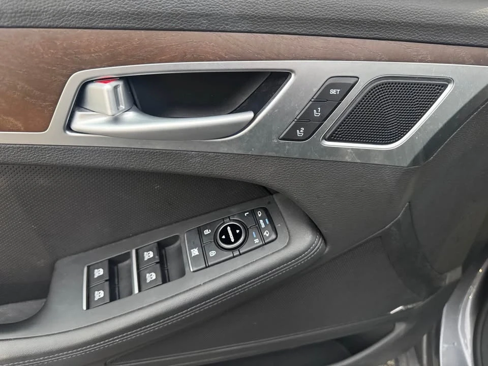 2015 Hyundai Genesis - Image 14 of 19