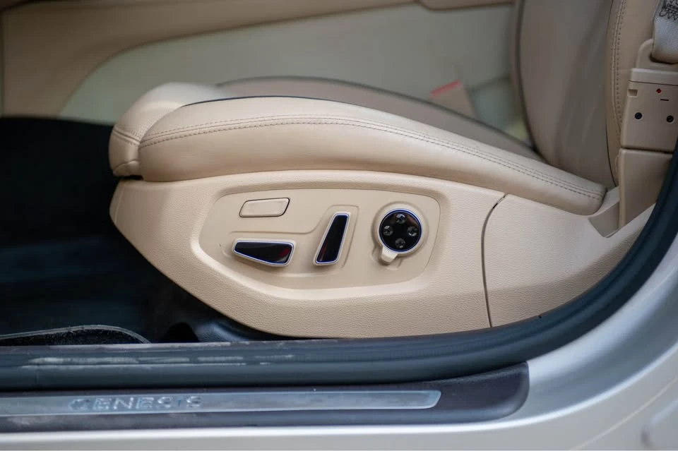 2015 Hyundai Genesis - Image 18 of 20