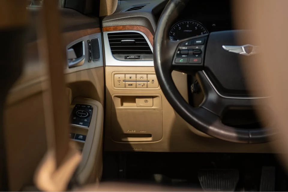2015 Hyundai Genesis - Image 17 of 20