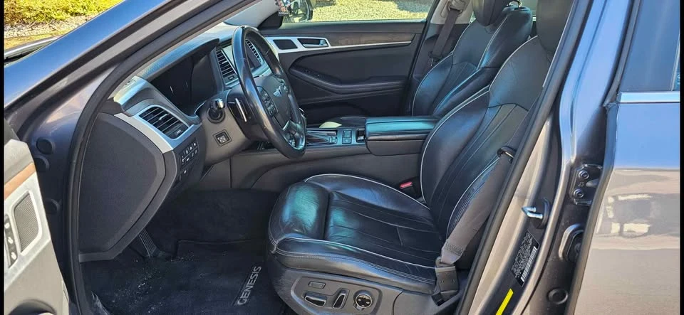 2015 Hyundai Genesis - Image 6 of 9