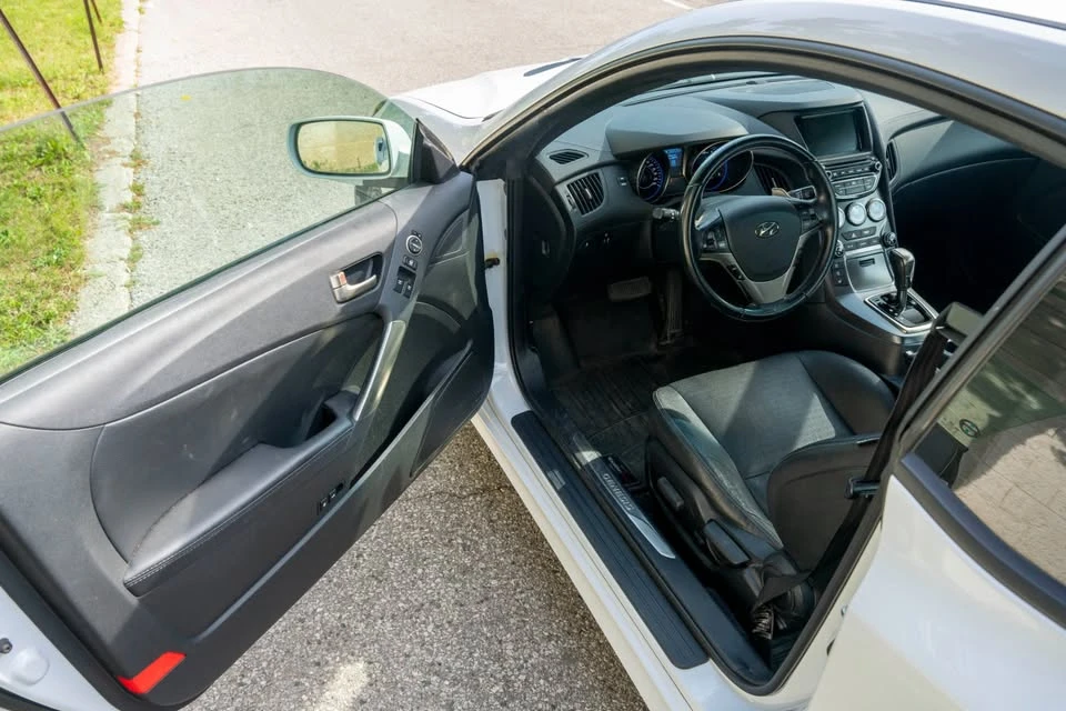 2015 Hyundai Genesis Coupe - Image 10 of 18