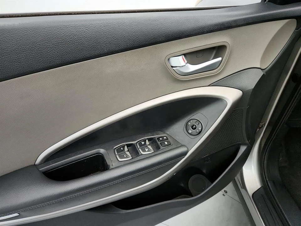 2015 Hyundai Santa Fe - Image 19 of 21