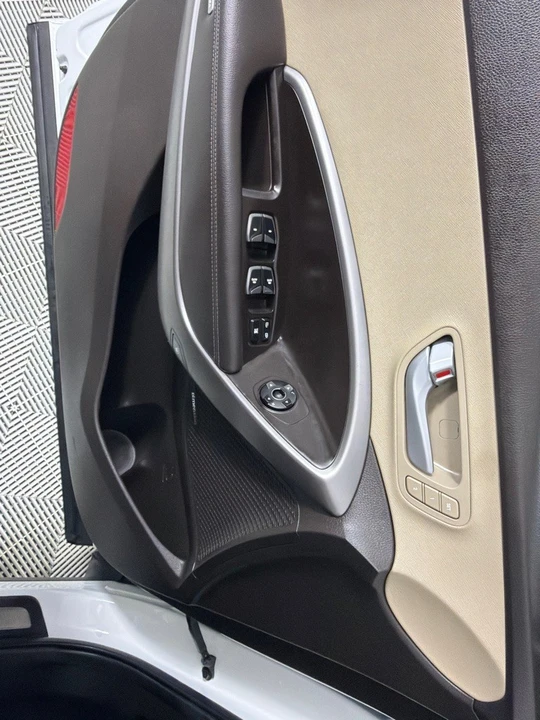 2015 Hyundai Santa Fe - Image 11 of 21