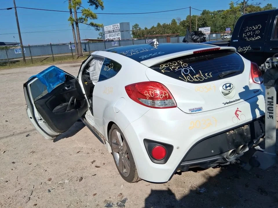 2015 Hyundai Veloster - Image 8 of 9