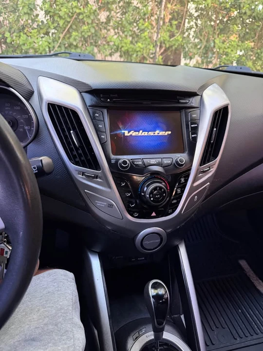 2015 Hyundai Veloster - Image 2 of 10