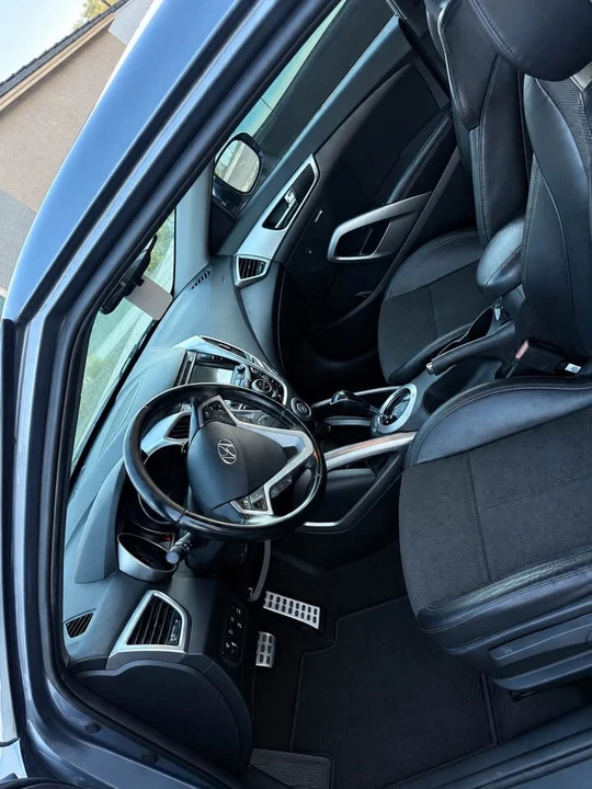 2015 Hyundai Veloster - Image 2 of 5