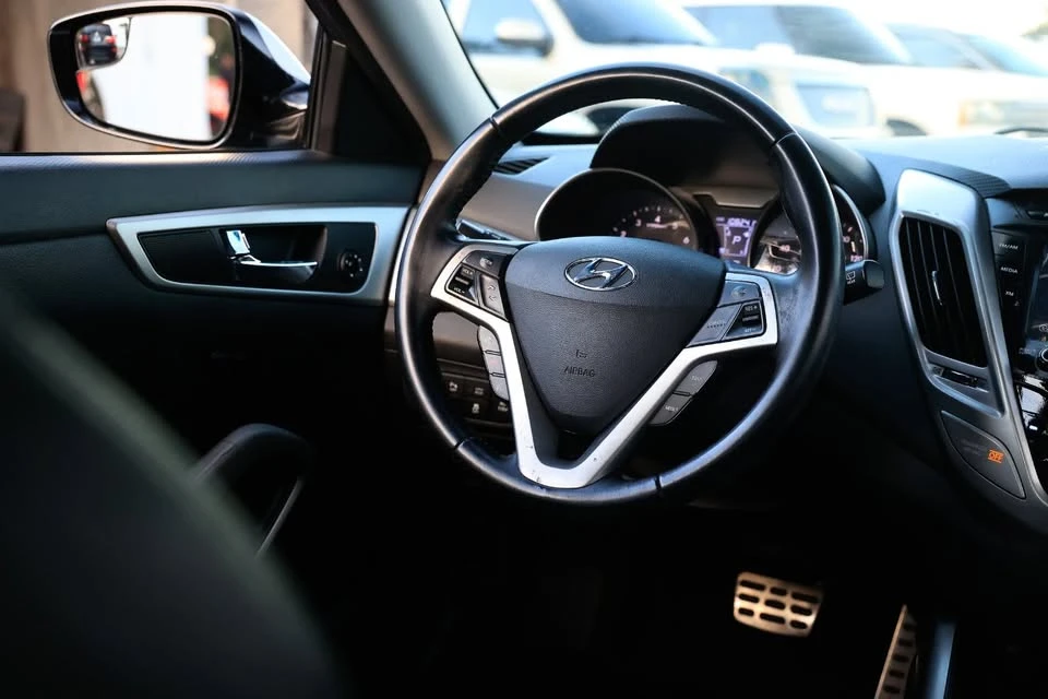 2015 Hyundai Veloster - Image 9 of 18