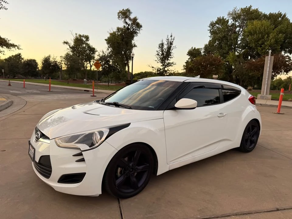 2015 Hyundai Veloster - Image 2 of 15