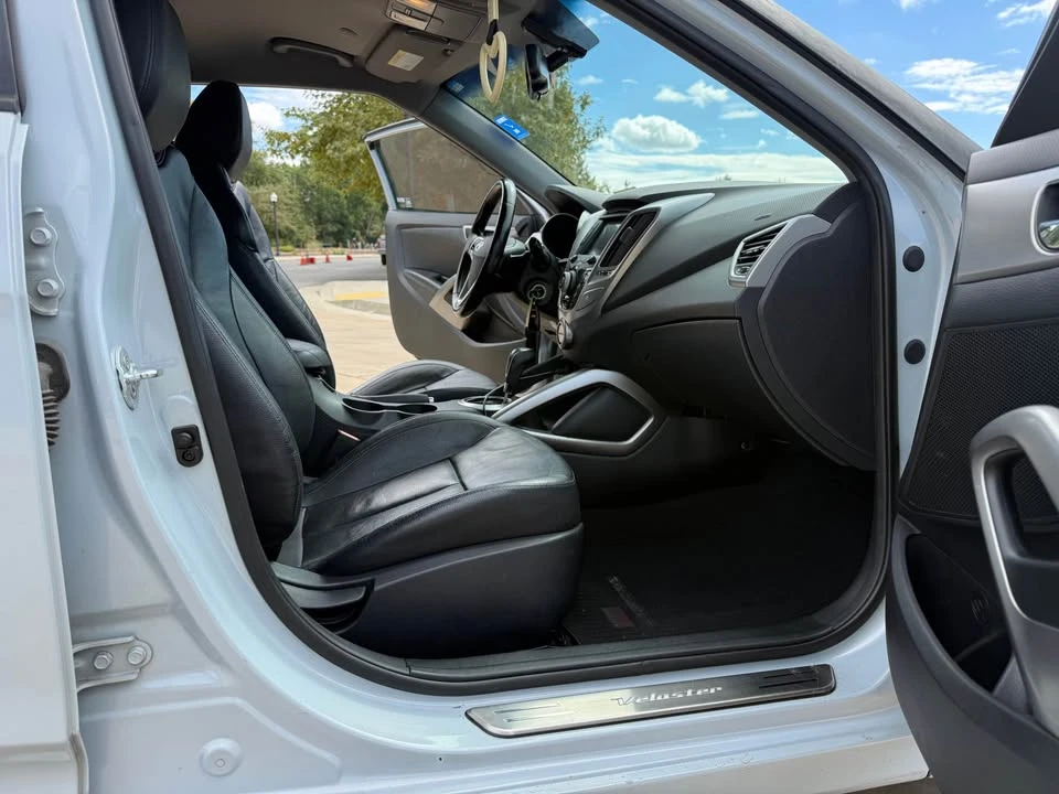2015 Hyundai Veloster - Image 10 of 16