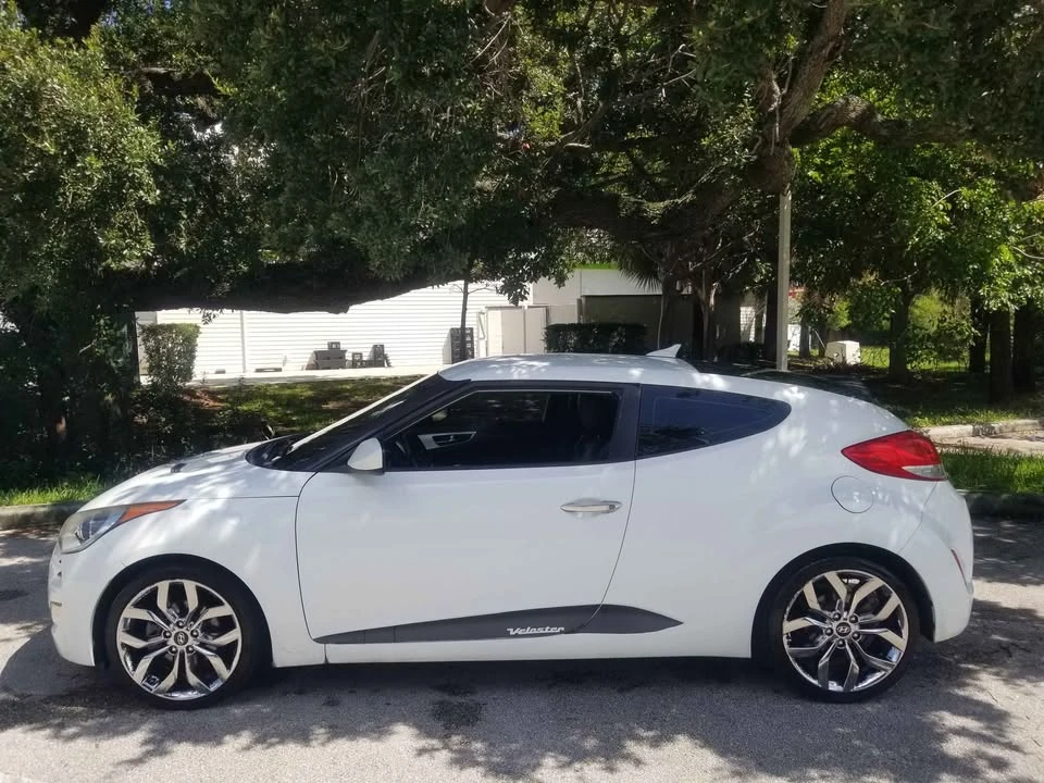 2015 Hyundai Veloster - Image 2 of 19