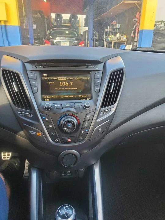 2015 Hyundai Veloster - Image 10 of 11