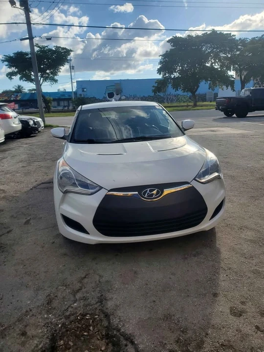 2015 Hyundai Veloster - Image 2 of 11