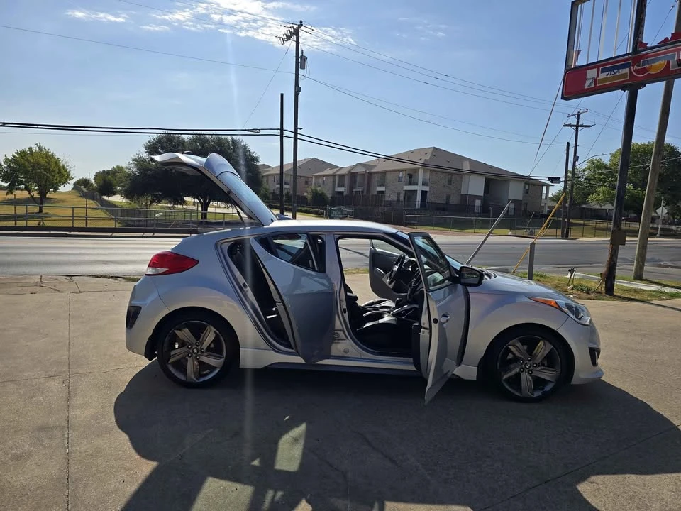2015 Hyundai Veloster - Image 10 of 19