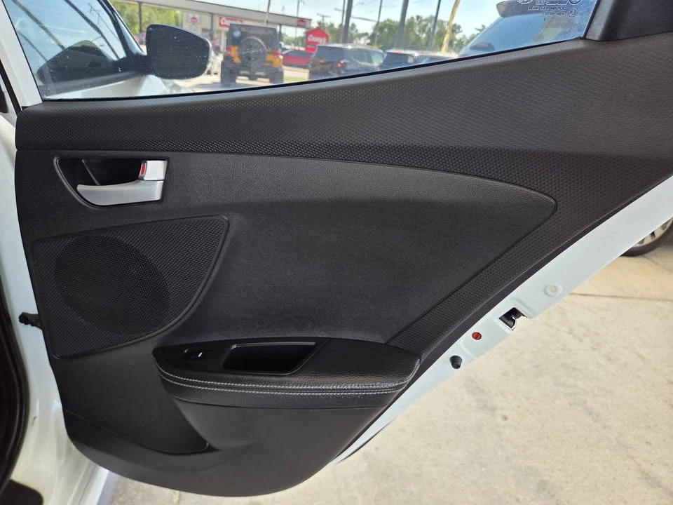 2015 Hyundai Veloster - Image 9 of 20