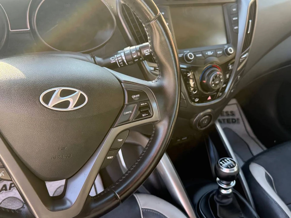 2015 Hyundai Veloster - Image 9 of 17