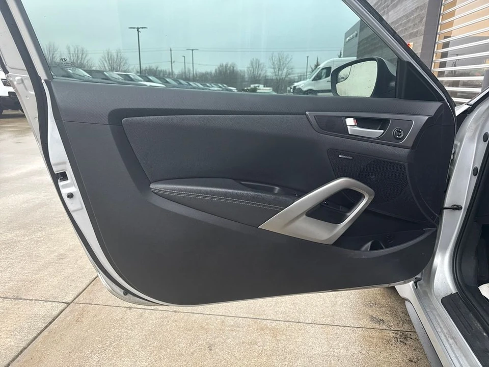 2015 Hyundai Veloster - Image 10 of 12