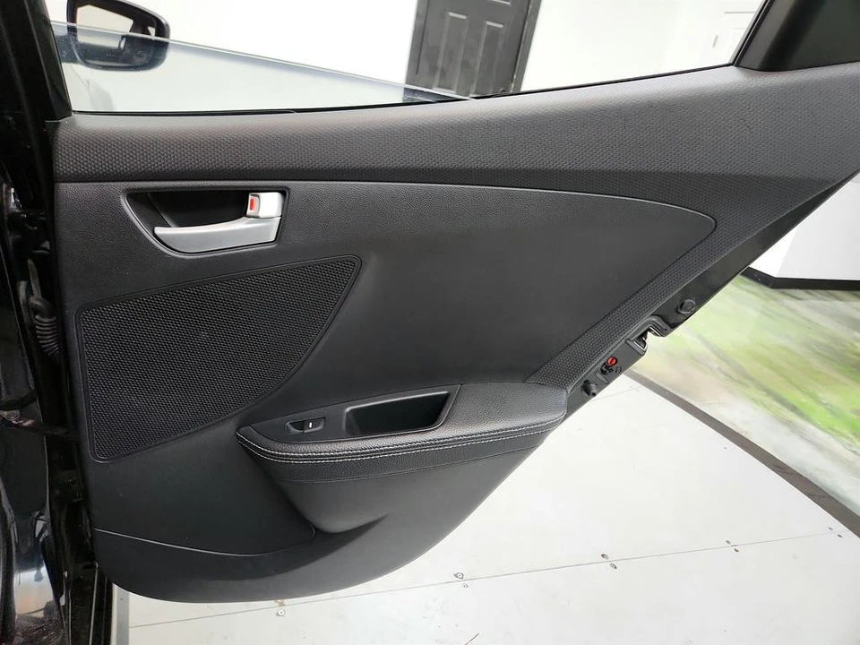2015 Hyundai Veloster - Image 27 of 31