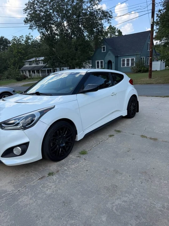 2015 Hyundai Veloster - Image 2 of 9