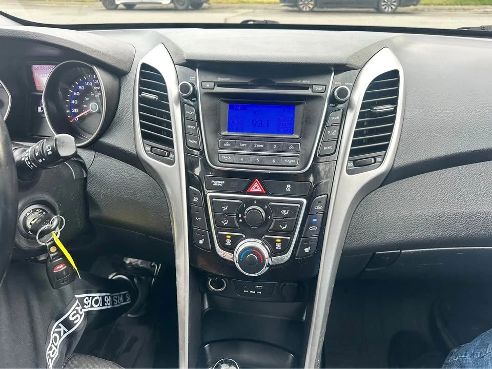 2015 Hyundai Elantra - Image 10 of 17