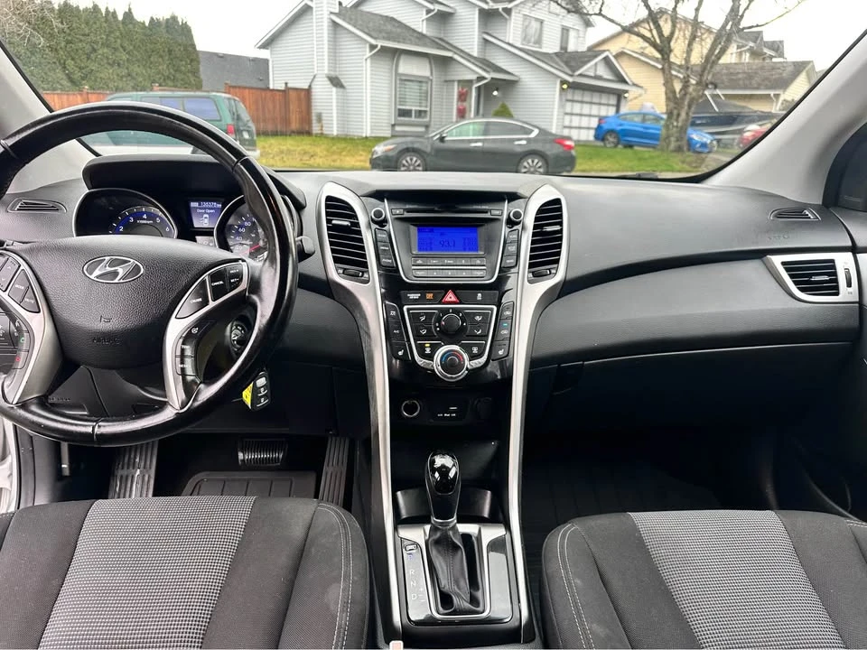 2015 Hyundai Elantra - Image 11 of 17