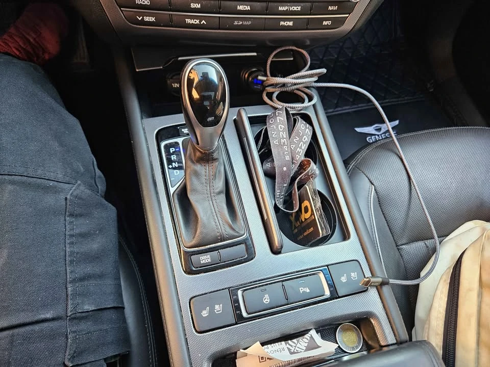 2015 Hyundai Genesis - Image 8 of 10