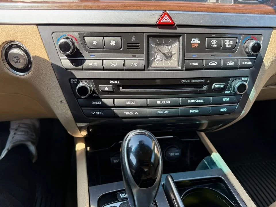 2015 Hyundai Genesis - Image 17 of 20