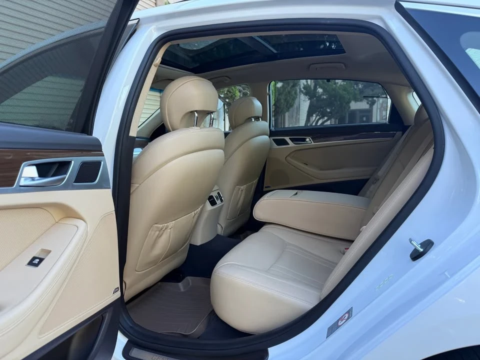 2015 Hyundai Genesis - Image 10 of 20