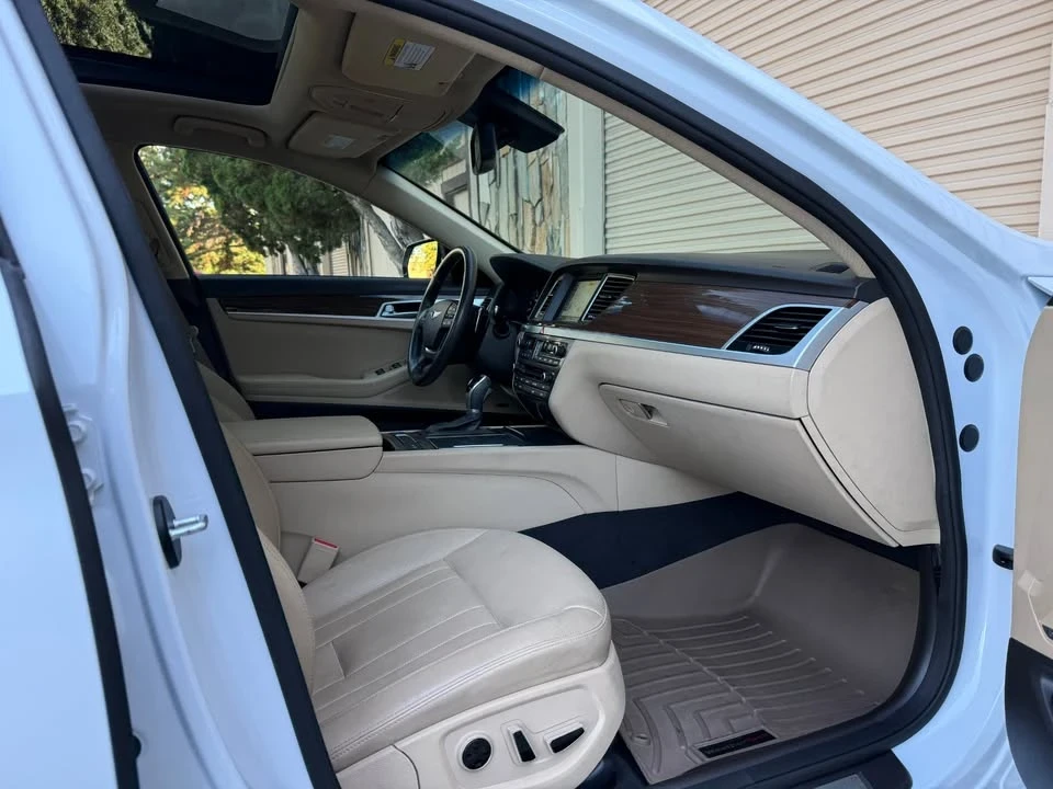 2015 Hyundai Genesis - Image 11 of 20