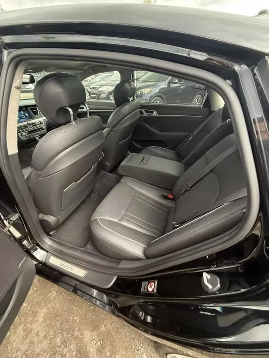 2015 Hyundai Genesis - Image 14 of 17