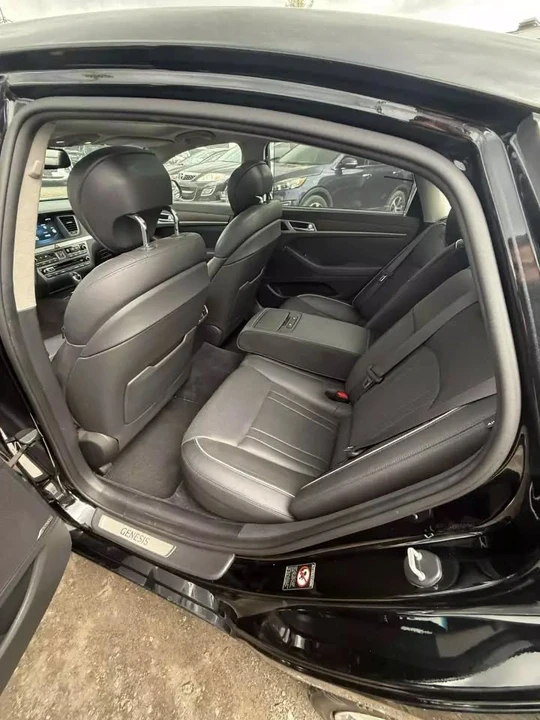 2015 Hyundai Genesis - Image 14 of 17